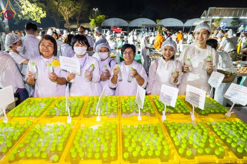 ภาพ No.111824:พิธีถวายภัตตาหารเป็นสังฆทาน แด่คณะพระธรรมยาตราฯ ในโครงการธรรมยาตรา กตัญญูบูชา มหาปูชนียาจารย์ พระมงคลเทพมุนี(สด จนฺทสโร) พระผู้ปราบมาร อนุสรณ์สถาน 7 แห่ง ปีที่ 12 วันที่ 14 มกราคม พ.ศ. 2567 ณ อนุสรณ์สถานมหาวิหารพระมงคลเทพมุนี  (โลตัสแลนด์) อ.สองพี่น้อง จ