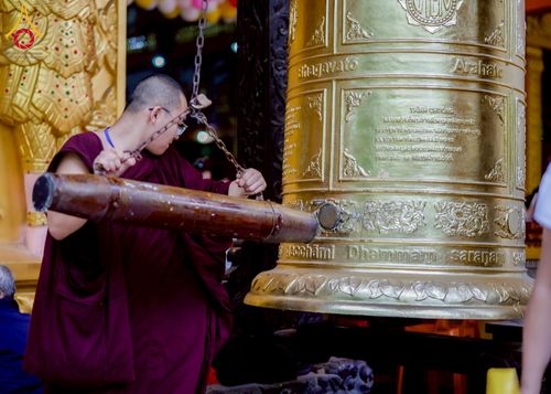 ภาพ No.274087:วันที่ 23 พฤศจิกายน พ.ศ. 2568 ประธานมูลนิธิธรรมกาย ถวายปัจจัยสมทบกฐินแด่ วัดเทียนเวียนเฟื้อกเซิน ศูนย์วิปัสสนาที่มีชื่อเสียง มากกว่า 50 ปีในเวียดนาม