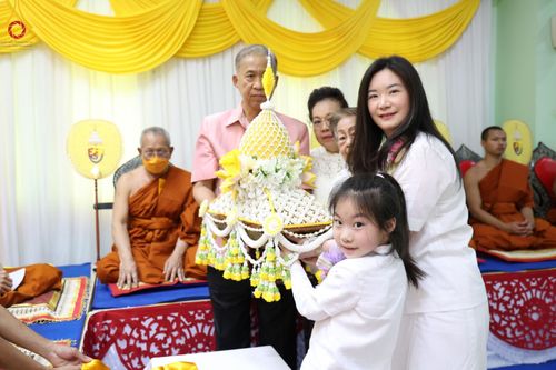 ภาพ No.182284:พิธีทอดกฐิน ณ วัดกล้วย จ.นนทบุรี ในโครงการทอดกฐินสามัคคีทั่วไทย 30,000 วัด บูชาธรรม 80 ปี หลวงพ่อธัมมชโย โดยคณะศิษยานุศิษย์วัดพระธรรมกาย วันที่ 9 พฤศจิกายน พ.ศ. 2567