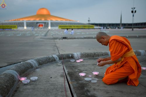 ภาพ No.223937:วันวิสาขบูชา วันอาทิตย์ที่ 11 พฤษภาคม พ.ศ. 2568 พิธีจุดวิสาขประทีป ,  พิธีเวียนประทักษิณรอบพระมหาธรรมกายเจดีย์ , พิธีฉลองชัยสวดมนต์บทธัมมจักกัปปวัตตนสูตร ครบ 7,357,000,000 จบ ณ มหารัตนวิหารคด วัดพระธรรมกาย