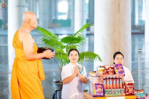 ภาพ No.229616:วันอาทิตย์ที่ 22 มิถุนายน พ.ศ. 2568 พิธีตักบาตรฉลองพระบวชใหม่ โครงการอุปสมบทหมู่ผู้บริหารรุ่นที่ 15 ณ วิหารคด วัดพระธรรมกาย