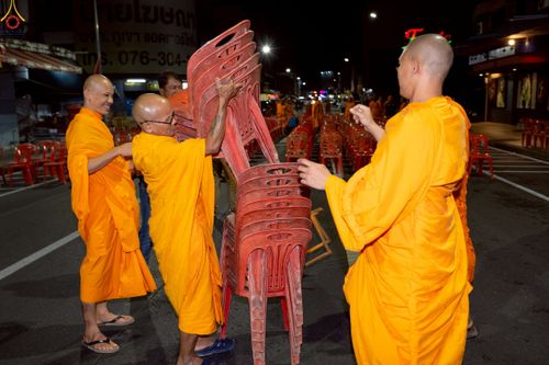 ภาพ No.237314:วันที่ 9-10 สิงหาคม พ.ศ. 2568 การเตรียมงาน เก็บงาน ของเจ้าหน้าที่ทุกสถานะ ในงานมหาสังฆทาน ตักบาตรพระ 10,000 รูป ใจกลางเมืองหาดใหญ่ จ.สงขลา