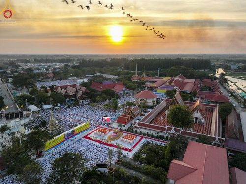 ภาพ No.194803:พิธีจุดประทีปถวายเป็นพุทธบูชา และบูชาธรรมมหาปูชนียาจารย์ ณ วัดสองพี่น้อง ต.ต้นตาล อ.สองพี่น้อง จ.สุพรรณบุรี ในโครงการธรรมยาตรา กตัญญูบูชา มหาปูชนียาจารย์ พระมงคลเทพมุนี(สด จนฺทสโร) พระผู้ปราบมาร อนุสรณ์สถาน 7 แห่ง ปีที่ 13 วันที่ 14 มกราคม พ.ศ. 2568
