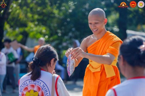 ภาพ No.224724:วันที่ 11 -12 พฤษภาคม พ.ศ. 2568 คณะพระอาจารย์ เจ้าหน้าที่ อาสาสมัคร นักศึกษา ทั้งชาวอินโดนีเซีย และชาวไทย ร่วมแรงร่วมใจ เตรียมงาน เก็บงาน ในวันวิสาขบูชา ณ พระมหาเจดีย์บรมพุทโธ ประเทศอินโดนีเซีย