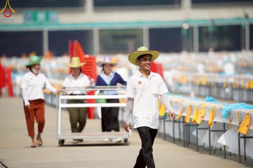 ภาพ No.218432:วันที่ 15 - 18 เมษายน พ.ศ. 2568 การเตรียมภาชนะสำหรับถวายภัตตาหาร , การจัดโต๊ะเก้าอี้ในลานธรรม , การแพ็คพัสดุงานต้อนรับ เพื่องานวันคุ้มครองโลก 22 เมษายน พ.ศ.2568 วัดพระธรรมกาย