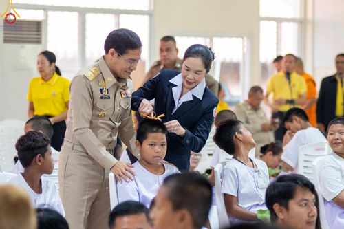 ภาพ No.59096:พิธีปลงผมและแห่นาคธรรมทายาท ในโครงการบรรพชาสามเณร ภาคฤดูร้อน เฉลิมพระเกียรติพระบาทสมเด็จพระเจ้าอยู่หัว เนื่องในโอกาส  พระราชพิธีมหามงคลเฉลิมพระชนมพรรษา 6 รอบ  ปลงผมนาคในวันที่ 21 เมษายน พ.ศ 2567 ณ วัดกลางธนรินทร์ (ธรรมอุทยานบ้านแป้ง)