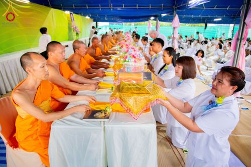 ภาพ No.192515:พิธีถวายภัตตาหารเป็นสังฆทาน แด่พระธรรมยาตรา ณ อนุสรณ์สถานคลองบางนางแท่น อ.สามพราน จ.นครปฐม ในโครงการธรรมยาตรา กตัญญูบูชา มหาปูชนียาจารย์ พระมงคลเทพมุนี(สด จนฺทสโร) พระผู้ปราบมาร อนุสรณ์สถาน 7 แห่ง ปีที่ 13 วันที่ 10 มกราคม พ.ศ. 2568