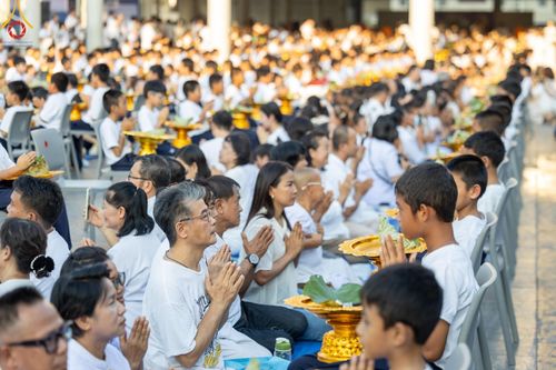 ภาพ No.132875:พิธีตัดปอยผม โครงการหน่อแก้วเปรียญธรรม รุ่นที่ 12 ณ ค่ายจองแชมป์ หมู่กฏิสามเณรเปรียญธรรม วัดพระธรรมกาย วันอาทิตย์ที่ 31 มีนาคม พ.ศ. 2567