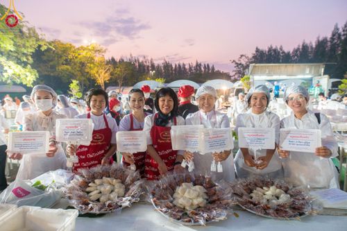 ภาพ No.110665:พิธีถวายภัตตาหารเป็นสังฆทาน แด่คณะพระธรรมยาตราฯ ในโครงการธรรมยาตรากตัญญูบูชา มหาปูชนียาจารย์ พระมงคลเทพมุนี(สด จนฺทสโร) พระผู้ปราบมาร อนุสรณ์สถาน 7 แห่ง ปีที่ 12 วันที่ 12 มกราคม พ.ศ. 2567 ณ อนุสรณ์สถานมหาวิหารพระมงคลเทพมุนี(โลตัสแลนด์) อ.สองพี่น้อง จ.สุ