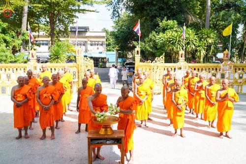 ภาพ No.101275:พิธีบรรพชาธรรมทายาท ในโครงการอุปสมบทบูชาธรรม มหาปูชนียาจารย์ พ.ศ. 2566 ณ วัดไชยชุมพลชนะสงคราม จ.กาญจนบุรี วันที่ 6 ธันวาคม พ.ศ. 2566