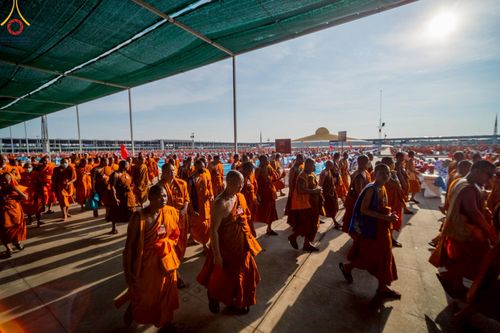 ภาพ No.221535:วันอังคารที่ 22 เมษายน พ.ศ. 2568 ภาพพิธีถวายมหาสังฆทานคณะสงฆ์ 40,000 กว่าวัดทั่วประเทศ เนื่องในวันคุ้มครองโลก ชุดที่ 2 (ปลื้มให้สมการรอคอย) ณ ลานธรรมพระมหาธรรมกายเจดีย์ วัดพระธรรมกาย