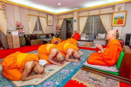 ภาพ No.84946:พิธีทำสามีจิกรรมและรับฟังโอวาท จากพระผู้ใหญ่ พระมหาเถระ พระสังฆาธิการ เนื่องในเทศกาลเข้าพรรษา ของคณะสงฆ์วัดพระธรรมกาย นำโดยหลวงพ่อทัตตชีโว วันที่ 3 สิงหาคม พ.ศ. 2566