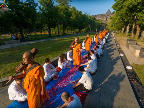 พิธีเดินธรรมยาตรา สามเณรธรรมทายาทชาวอินโดนีเซียกว่า 1,000 รูป ณ มหาเจดีย์บุโรพุทโธ ประเทศอินโดนีเซีย ในวันที่ 21 ธันวาคม พ.ศ. 2566