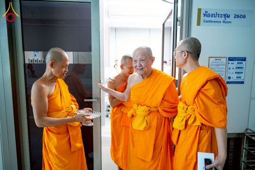 ภาพ No.222467:วันที่ 21 เมษายน พ.ศ. 2568 หลวงพ่อทัตตชีโวให้โอวาททีมงานอาสาสมัครเวียดนาม ณ อาคาร 100 ปี คุณยายมหารัตนอุบาสิกาจันทร์ ขนนกยูง วัดพระธรรมกาย