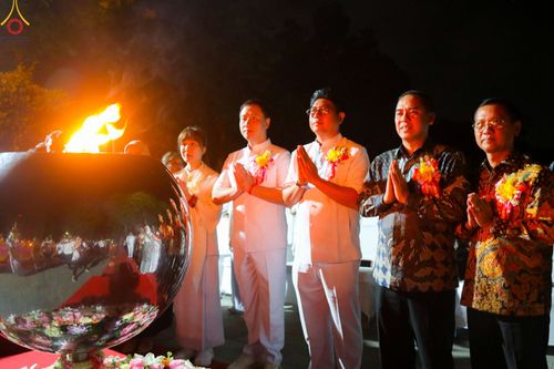 ภาพ No.104187:พิธีจุดประทีป ถวายเป็นพุทธบูชา สามเณรธรรมทายาทชาวอินโดนีเซียกว่า 1,000 รูป ณ มหาเจดีย์บุโรพุทโธ ประเทศอินโดนีเซีย ในวันที่ 23 ธันวาคม พ.ศ. 2566