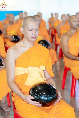 ภาพ No.143369:พิธีตักบาตร ข้าวสารอาหารแห้ง ณ บ้านแก้วเรือนทองคุณยายฯ และ พิธีบูชาข้าวพระ  ณ สภาธรรมกายสากล วัดพระธรรมกาย วันอาทิตย์ที่ 7 กรกฎาคม พ.ศ. 2567