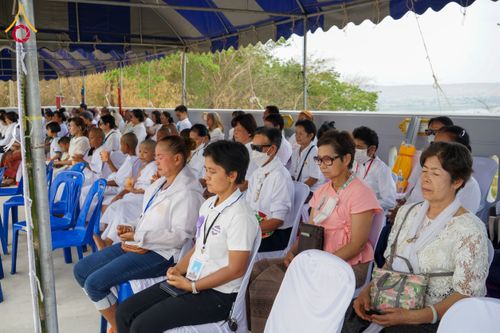 ภาพ No.131422:พิธีอัญเชิญพระบรมสารีริกธาตุ และองค์พระพุทธรัตนกายสิทธิ์ ติดตั้งองค์พระเจดีย์จตุรทิศ ถวายองค์พระเจดีย์ ลานธรรมและกำแพงแก้ว ถวายเป็นพุทธบูชา น้อมถวายบูชาธรรมหลวงพ่ออายุวัฒนมงคล ๘๐ พรรษา วันเสาร์ที่ ๑๖ มีนาคม พ.ศ. ๒๕๖๗ ณ วัดเขาพญาปราบ ต.ตะขบ อ.ปักธงชัย จ.น