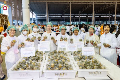 ภาพ No.203648:พิธีถวายภัตตาหารเป็นสังฆทาน แด่พระธรรมยาตรา ณ วัดพระธรรมกาย ตำบลคลองสาม อำเภอคลองหลวง จังหวัดปทุมธานี ในโครงการธรรมยาตรา กตัญญูบูชา มหาปูชนียาจารย์ พระมงคลเทพมุนี(สด จนฺทสโร) พระผู้ปราบมาร อนุสรณ์สถาน 7 แห่ง ปีที่ 13 วันที่ 30 มกราคม พ.ศ. 2568