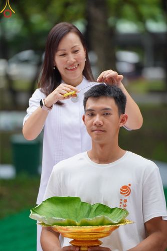 ภาพ No.143855:พิธีตัดปอยผม โครงการอุปสมบทหมู่ พระธรรมทายาทนานาชาติ (ภาษาจีน) รุ่นที่ 19 วันอาทิตย์ที่ 7 กรกฎาคม พ.ศ. 2567 ณ สนามหญ้า หน้าบ้านแก้วอาสาสมัคร วัดพระธรรมกาย