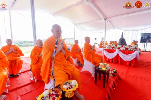 ภาพ No.224453:วันจันทร์ที่ 12 พฤษภาคม พ.ศ. 2568  ชาวพุทธในอินโดนีเซีย ร่วมฉลองวิสาขบูชาจุดประทีปกว่า 200,000 ดวง ณ พระมหาเจดีย์บรมพุทโธ  เจริญพุทธมนต์ถวาย “พระวชิรเกล้าเจ้าอยู่หัว”