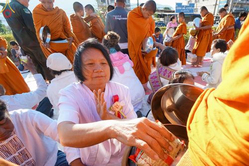 ภาพ No.187124:พิธีตักบาตรพระ ๕๐๐ รูป "สร้างบุญใหญ่ ส่งท้ายปีเก่า ต้อนรับปีใหม่ ๒๕๖๘" วันเสาร์ที่ ๒๘ ธันวาคม พ.ศ. ๒๕๖๗ ณ ถนนหน้าที่ว่าการอำเภอภูเรือ จังหวัดเลย