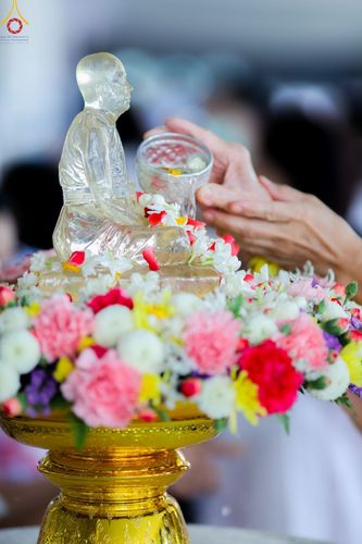 ภาพ No.80243:สาธุชนร่วมสรงน้ำพระและทำบุญ เนื่องในวันสงกรานต์ ณ หอฉันคุณยายอาจารย์ฯ วัดพระธรรมกาย วันที่ 13 เมษายน พ.ศ. 2566