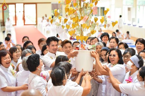 ภาพ No.149557:พิธีทอดผ้าป่ามหามงคล เพื่องานพระพุทธศาสนา , พิธีเจริญพระพุทธมนต์ และพิธีถวายสังฆทานแด่คณะสงฆ์ เนื่องในวันธรรมชัย 56 พรรษา น้อมบูชาธรรมหลวงพ่อธัมมชโย ณ ธรรมอุทยานบ้านแป้ง จ.สิงห์บุรี วันเสาร์ที่ 24 สิงหาคม พ.ศ. 2567