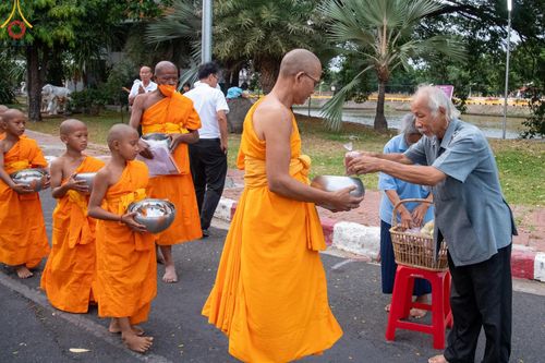 ภาพ No.62024:สามเณรจากศูนย์อบรมเยาวชนสุรินทร์ ออกบิณฑบาต รอบอำเภอเมือง จ.สุรินทร์ ในโครงการบรรพชาสามเณร ฟื้นฟูพระพุทธศาสนาทั่วไทย วันที่ 9 เมษายน พ.ศ. 2567