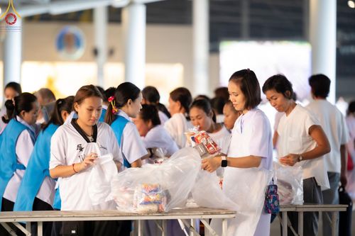 ภาพ No.136539:พิธีตักบาตร พิธีบูชาข้าวพระ ในวันอาทิตย์ต้นเดือนที่ 5 พฤษภาคม พ.ศ. 2567 ณ วัดพระธรรมกาย จ.ปทุมธานี