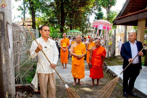 ภาพ No.271720:วันอาทิตย์ที่ 26 ตุลาคม พ.ศ. 2568 กฐินสมทบวัดต่างประเทศ โดยคณะศิษยานุศิษย์ บูชาธรรม 81 ปี  หลวงพ่อธัมมชโย ณ วัดสีอัมพอน นครเวียงจันทน์ สปป.ลาว