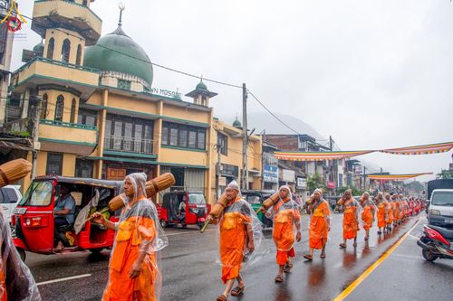 ภาพ No.140909:PhotoStory มหาศรัทธา ธรรมยาตราศรีลังกา EP.5 โครงการสยาม-ลังกา ธรรมยาตรา ฉลองเทศกาลวิสาขบูชาแห่งชาติ ศรีลังกา บูชาธรรม 80 ปีหลวงพ่อธัมมชโย เส้นทางจาก เมืองดัมบูลลา ไปยัง เมืองมาตะเล ตั้งแต่วันที่ 17-20 พฤษภาคม พ.ศ.2567