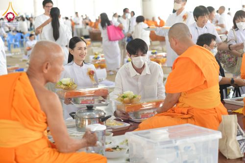ภาพ No.198037:พิธีถวายภัตตาหารแด่พระภิกษุ สามเณร  บูชาธรรมคุณยายอาจารย์มหารัตนอุบาสิกาจันทร์ ขนนกยูง เนื่องในวาระวันคล้ายวันเกิดครบ 116 ปี วันอาทิตย์ที่ 19 มกราคม พ.ศ. 2568 ณ หอฉันคุณยายอาจารย์ฯ วัดพระธรรมกาย