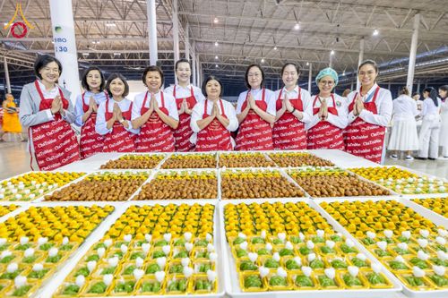 ภาพ No.203171:พิธีถวายภัตตาหารเป็นสังฆทาน แด่พระธรรมยาตรา ณ วัดพระธรรมกาย ตำบลคลองสาม อำเภอคลองหลวง จังหวัดปทุมธานี ในโครงการธรรมยาตรา กตัญญูบูชา มหาปูชนียาจารย์ พระมงคลเทพมุนี(สด จนฺทสโร) พระผู้ปราบมาร อนุสรณ์สถาน 7 แห่ง ปีที่ 13 วันที่ 29 มกราคม พ.ศ. 2568