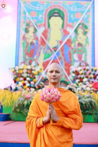 ภาพ No.229533:วันเสาร์ที่ 26 เมษายน พ.ศ. 2568 คณะพระภิกษุสามเณรในโครงการบรรพชาหมู่ 81 รูป  วัดภาวนาโซล ประเทศเกาหลีใต้ ได้ร่วมกับคณะสาธุชนคนไทยในเกาหลีใต้  ร่วมกันเดินขบวนอัญเชิญโคมดอกบัว  เพื่อบูชาแด่องค์สมเด็จพระสัมมาสัมพุทธเจ้า  ในงานเทศกาลวิสาขบูชานานาชาติ ประจำปี