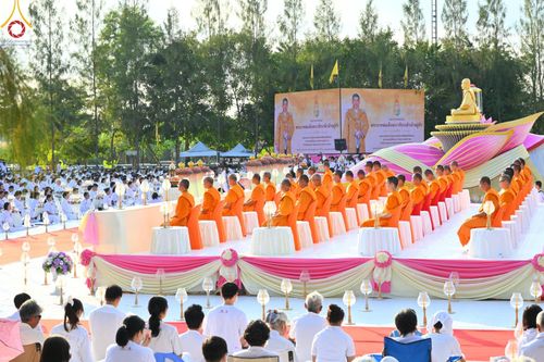 ภาพ No.192620:พิธีจุดประทีปถวายเป็นพุทธบูชา และบูชาธรรมมหาปูชนียาจารย์ ณ อนุสรณ์สถานคลองบางนางแท่น อ.สามพราน จ.นครปฐม ในโครงการธรรมยาตรา กตัญญูบูชา มหาปูชนียาจารย์ พระมงคลเทพมุนี(สด จนฺทสโร) พระผู้ปราบมาร อนุสรณ์สถาน 7 แห่ง ปีที่ 13 วันที่ 10 มกราคม พ.ศ. 2568