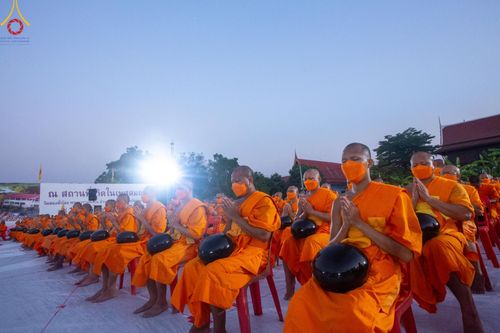 ภาพ No.112676:พิธีตักบาตรพระธรรมยาตราฯ ณ วัดสองพี่น้อง จ.สุพรรณบุรี วันที่ 15 มกราคม พ.ศ. 2567