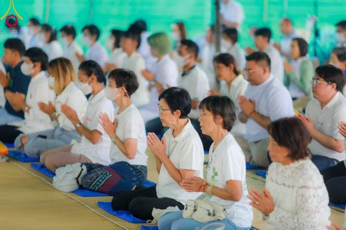 ภาพ No.108064:พิธีถวายภัตตาหารเป็นสังฆทาน แด่คณะพระธรรมยาตราฯ ในโครงการธรรมยาตรากตัญญูบูชา มหาปูชนียาจารย์ พระมงคลเทพมุนี(สด จนฺทสโร) พระผู้ปราบมาร อนุสรณ์สถาน 7 แห่ง ปีที่ 12 วันที่ 8 มกราคม พ.ศ. 2567 ณ อนุสรณ์สถานมหาวิหารพระมงคลเทพมุนี (โลตัสแลนด์) อ.สองพี่น้อง จ.สุ