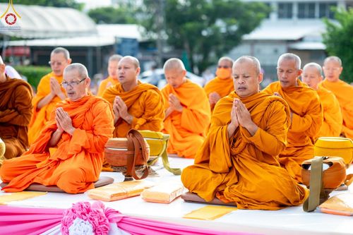 ภาพ No.150776:พิธีเจริญพระพุทธมนต์ และทำบุญตักบาตรแด่คณะสงฆ์ จำนวน 121 รูป เนื่องในโอกาสฉลองครบรอบ 120 ปี อำเภอคลองหลวง จังหวัดปทุมธานี เพื่อถวายเป็นพุทธบูชา ช่วยเหลือผู้ประสบความเดือดร้อนจากอุทกภัย และคณะสงฆ์ 323 วัด 4 จังหวัดชายแดนภาคใต้ วันเสาร์ที่ 31 สิงหาคม พ.ศ. 
