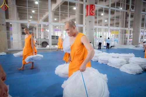 ภาพ No.218242:วันที่ 12-18 เมษายน พ.ศ. 2568 พระภิกษุและเจ้าหน้าที่อาสาสมัคร เตรียมพื้นที่ต้อนรับพักค้างพระสังฆาธิการ เนื่องในงานวันคุ้มครองโลก 22 เมษายน พ.ศ. 2568