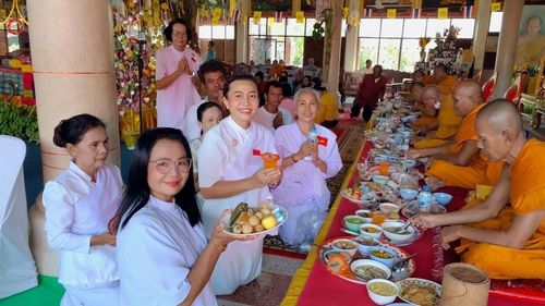 ภาพ No.169867:พิธีทอดกฐิน ณ วัดบ้านพระครูน้อย จ.บุรีรัมย์ ในโครงการกฐินสามัคคีทั่วไทย 30,000 วัด บูชาธรรม 80 ปี หลวงพ่อธัมมชโย โดยคณะศิษยานุศิษย์วัดพระธรรมกาย วันที่ 26 ตุลาคม พ.ศ. 2567