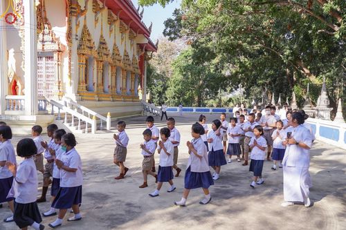 ภาพ No.195177:พิธีทอดผ้าป่าทำนุบำรุงศาสนสถาน ณ วัดพรสวรรค์ ต.หนองบ่อ อ.สองพี่น้อง จ.สุพรรณบุรี ในโครงการธรรมยาตรา กตัญญูบูชา มหาปูชนียาจารย์ พระมงคลเทพมุนี(สด จนฺทสโร) พระผู้ปราบมาร อนุสรณ์สถาน 7 แห่ง ปีที่ 13 วันที่ 13 มกราคม พ.ศ. 2568