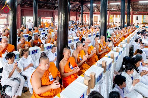 ภาพ No.202133:พิธีเจริญพระพุทธมนต์ ปฏิบัติธรรม มอบทุนการศึกษา ถวายสังฆทาน 108 วัด เพื่อถวายเป็นพุทธบูชา และขับเคลื่อนโครงการหมู่บ้านรักษาศีล 5 โดยคณะสงฆ์จังหวัดนครปฐม คณะศิษยานุศิษย์วัดพระธรรมกาย โครงการธรรมยาตรา ปีที่ 13 ณ วัดบางปลา อำเภอบางเลน จังหวัดนครปฐม