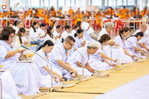ภาพ No.188489:พิธีถวายภัตตาหารเป็นสังฆทาน แด่พระธรรมยาตรา ในโครงการธรรมยาตรา กตัญญูบูชา มหาปูชนียาจารย์ พระมงคลเทพมุนี(สด จนฺทสโร) พระผู้ปราบมาร อนุสรณ์สถาน 7 แห่ง ปีที่ 13 ณ สภาธรรมกายสากล วัดพระธรรมกาย วันที่ 3 มกราคม พ.ศ. 2568