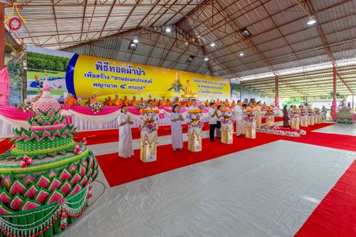 ภาพ No.250260:วันอังคารที่ 7 ตุลาคม พ.ศ. 2568 พิธีทอดผ้าป่าเพื่อสร้าง "ลานอเนกประสงค์พญานาค 4 ตระกูล" ณ พุทธอุทยานนานาชาติ อ.โพนพิสัย จ.หนองคาย