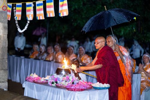 ภาพ No.141023:PhotoStory มหาศรัทธา ธรรมยาตราศรีลังกา EP.6 พิธีจุดวิสาขประทีป 6 วัด ถวายเป็น พุทธบูชา  โครงการสยาม-ลังกา ธรรมยาตรา  ฉลองเทศกาลวิสาขบูชาแห่งชาติ ศรีลังกา  บูชาธรรม 80 ปี หลวงพ่อธัมมชโย วันที่ 16 พฤษภาคม พ.ศ. 2567