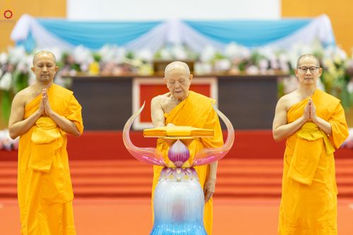 ภาพ No.318600:วันอาทิตย์ต้นเดือนที่ 5 เมษายน พ.ศ.2569 พิธีทอดผ้าป่าสมทบมหาสังฆทาน 40,000 กว่าวัดทั่วประเทศ ณ สภาธรรมกายสากล วัดพระธรรมกาย