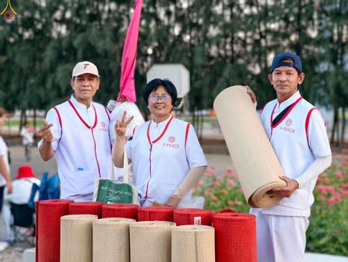 ภาพ No.296059:ภาพเบื้องหลังอาสาสมัครรวมใจ ชุดที่ 1 ในโครงการธรรมยาตรา กตัญญูบูชา มหาปูชนียาจารย์ พระมงคลเทพมุนี(สด จนฺทสโร) พระผู้ปราบมาร อนุสรณ์สถาน 7 แห่ง ปีที่ 14