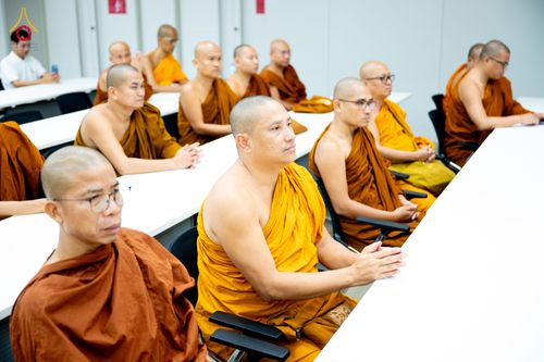 ภาพ No.323330:หลวงพ่อทัตตชีโว รองเจ้าอาวาสวัดพระธรรมกาย ถวายการต้อนรับปฏิสันถารคณะสงฆ์จากประเทศศรีลังกา