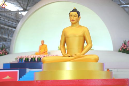 ภาพ No.83607:พิธีวางแผ่นจารึกชื่อและพิธีวางพวงมาลัยสักการะพระประธาน วันอาทิตย์ที่ 16 กรกฎาคม พ.ศ. 2566 ณ รัตนบัลลังก์ สภาธรรมกายสากล วัดพระธรรมกาย