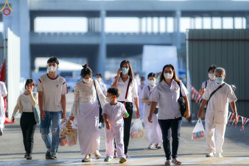 ภาพ No.81446:พิธีตักบาตร ข้าวสารอาหารแห้ง และพิธีบูชาข้าวพระ ณ สภาธรรมกายสากล วัดพระธรรมกาย วันเสาร์ที่ 3 มิถุนายน 2566